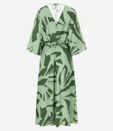 Vestido evasé midi de mangas amplias, confeccionado en viscosa, con escote en V, elástico y lazo en la cintura y estampado de follaje en tonos verdes.