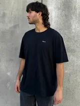 Remera negra de corte oversize con estampado en la espalda con la palabra "Perception" y un texto con mensajes motivacionales.