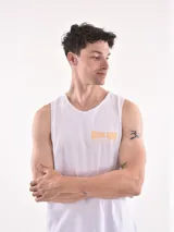 Musculosa blanca de corte clásico, con cuello redondo y sin mangas. Presenta un pequeño estampado en color naranja en el pecho.