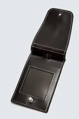 Llavero de cuero marrón con diseño rectangular, pespuntes en contraste y correa ajustable con hebilla metálica.