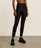 Calza deportiva negra de microfibra con detalle texturizado en la parte inferior de las piernas.