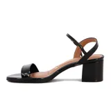 Sandalia de mujer Vizzano color blanco, con acabado charol brillante. Presenta una tira ancha sobre los dedos y una tira fina ajustable con hebilla dorada alrededor del tobillo. Posee un taco ancho y bajo.