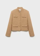 Chaqueta de corte recto confeccionada en tejido tweed con mezcla de lana. Presenta cuello de tira, cierre frontal con botones, manga larga y cuatro bolsillos delanteros con solapa y botón. Incluye forro interior.