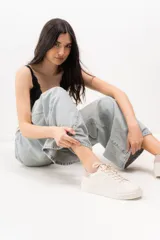 Championes de cuero color blanco con detalle de corona en animal print y talón verde. Cuentan con suela de caucho, lengüeta de gamuza y forro textil, con cierre mediante cordones al tono.