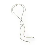 Collar plateado largo con cadena de eslabones tipo serpiente y dije con forma de gota y medialuna.