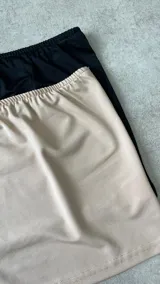 Top strapless blanco ajustado al cuerpo.