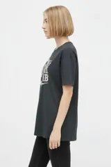 Remera bordó de manga corta y cuello redondo, con diseño holgado y estampado frontal de águila con la inscripción 'Wild West'.