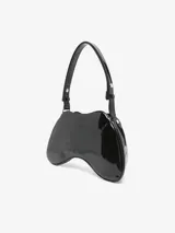 Bolso de hombro Diesel con diseño escultural y silueta curva, acabado en charol negro brillante.