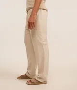 Pantalón Marfinno de corte recto, color beige, confeccionado en mezcla de viscosa y lino con tejido flamé. Cuenta con cintura elástica con cordón ajustable, bolsillos laterales y traseros.