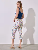 Pantalón capri de gabardina estampada, marca Zac & Rachel. Corte recto, pretina ancha elastizada.