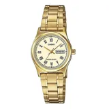 Reloj de pulsera Casio con caja y malla de acero inoxidable en tono dorado. Presenta una esfera clara con números romanos, manecillas doradas y ventana de fecha y día.