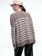Sweater de tejido de punto con cashmere, de corte relajado y diseño a rayas horizontales. Presenta cuello redondo, hombros caídos y mangas amplias.
