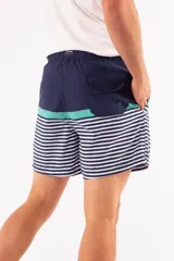 Short de baño azul con franjas horizontales en celeste y azul claro. Cuenta con cintura elástica ajustable con cordón, dos bolsillos laterales y uno trasero.