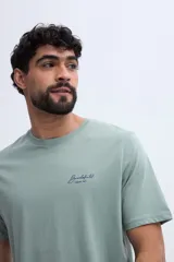 Remera de algodón blanca de corte regular, con cuello redondo, mangas cortas y estampa sutil en el pecho de la marca Brookfield.
