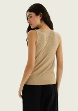 Musculosa de color negro, sin mangas, con elegante cuello drapeado y diseño ajustado.