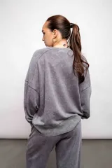 Buzo color marrón con corte suelto y cuello redondo.