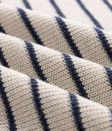Camisa polo de punto para hombre, con diseño a rayas horizontales, cuello camisero, manga corta y cierre frontal parcial con botones.