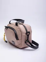 Cartera negra con interior térmico, doble asa superior y correa desmontable regulable. Cuenta con un bolsillo exterior con cierre y un bolsillo lateral para botella.