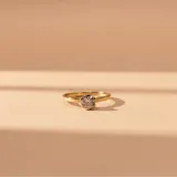 Anillo de oro 18k con diseño minimalista y una circonia central engastada en garra.