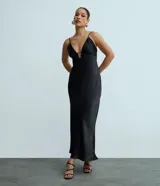 Vestido midi de satén negro con escote en V profundo, breteles finos ajustables y corte recto con caída fluida.