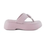 Sandalia tipo ojota con plataforma, color lila.