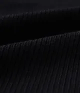 Vestido corto evasé de punto negro con cuello alto y mangas largas.