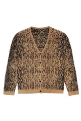 Cardigan de punto con estampado animal print, cuello en V y cierre frontal de botones. Presenta un diseño de textura suave y corte holgado.