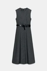 Vestido midi jaspeado en tonos grises, con cuello redondo, manga sisa y bajo en evasé. Incluye un cinturón ancho negro con hebilla rectangular y cierre de cremallera oculta en la espalda.