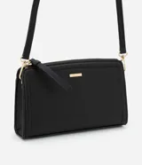 Cartera bandolera pequeña de poliuretano negro, con correa larga y cierre de cremallera.