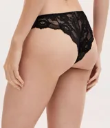 Kit de dos bombachas tipo bikini confeccionadas en encaje floral con terminaciones delicadas. Una prenda en color blanco y otra en color negro, ambas con forro de algodón.