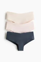 Pack de tres bombachas tipo hipster de microfibra con corte láser y cintura en V, sin costuras visibles.