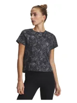 Remera deportiva de manga corta Under Armour con tecnología Iso-Chill que disipa el calor corporal. Presenta un estampado jaspeado en tonos negros y grises, cuello redondo, logo de la marca en el pecho y aberturas laterales en el bajo.