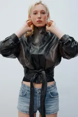 Shorts de denim de tiro bajo y cinco bolsillos, con detalle de cordón entrelazado en la cintura del mismo tejido. Cuenta con cierre frontal con cremallera y botón metálico.