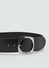 Cinturón de cuero vacuno color negro, con hebilla metálica ovalada de zinc en tono plateado.