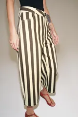 Jeans Zara Woman Collection de tiro alto y corte tapered, con diseño de rayas verticales a contraste en color marrón y beige. Presenta cinco bolsillos, trabillas para cinto y cierre frontal con cremallera y botón.
