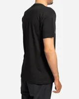 Remera negra de manga corta con cuello redondo y estampa frontal de estilo retro-futurista con palmeras, atardecer y figura humana.