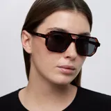 Lentes de sol con montura estilo aviador en estampado carey y lentes polarizadas negras. Presentan un diseño de doble puente estructural y acabado resistente a rayaduras.