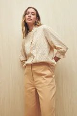 Pantalón wide leg color crudo, de tiro alto, con grandes bolsillos laterales y traseros.