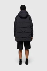 Campera blanca acolchada con capucha, cierre frontal con cremallera y bolsillos laterales.