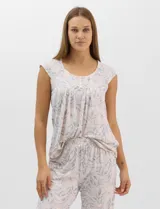 Pijama compuesto por remera sin mangas con escote redondo, botones frontales y detalle de puntilla, acompañado de un pantalón capri con cintura elástica. Presenta un estampado floral en tonos rosados sobre base gris.