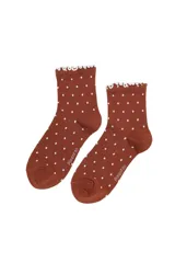 Medias de caña corta color blanco con estampado de lunares negros y borde superior con detalle de volados.
