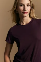 Remera básica de manga corta con cuello redondo y silueta ajustada, confeccionada en una mezcla de lyocell y elastano que proporciona una textura suave, liviana y elástica.