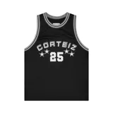 Musculosa de básquet negra con detalles en gris y blanco en cuello y sisas. Presenta estampado frontal con el nombre de la marca y el número 25 rodeado de estrellas.