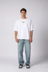 Remera oversize negra de manga corta, con cuello redondo y pequeño estampado frontal con las letras "CNPT".