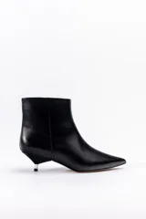 Botineta de cuero vacuno en color negro, con diseño en punta y taco kitten heel.