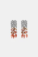 Pendientes tipo cascada con estructura superior geométrica decorada con cristales y flecos inferiores compuestos por piedras naturales en tonos coral y ámbar.