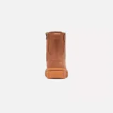 Bota de caña media Sorel, confeccionada en piel de plena flor impermeable color tostado. Presenta cierre de cordones con ojales metálicos, tirador en el talón y una suela de caucho moldeado con diseño robusto y dentado.