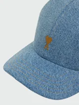 Gorra de jean celeste con logo bordado en marrón.