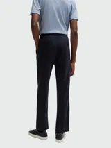 Pantalón de gabardina con corte regular fit, color azul marino, con cierre de botón y cremallera, y bolsillos laterales.