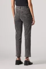 Jeans de tiro alto con corte recto, confeccionados en denim de lavado gris desgastado. Presentan diseño clásico de cinco bolsillos, cierre frontal con botón y costuras reforzadas.